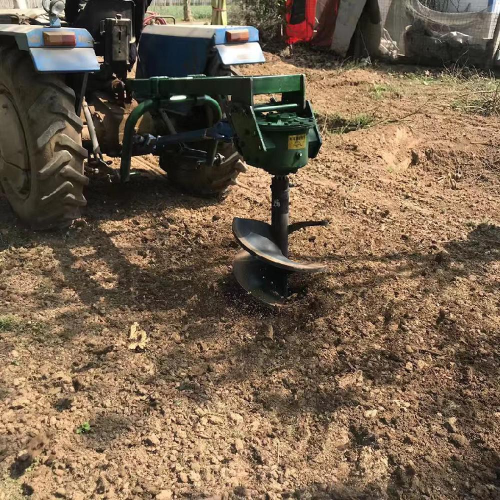 拖拉機挖坑機在土地打洞業(yè)彰顯實力